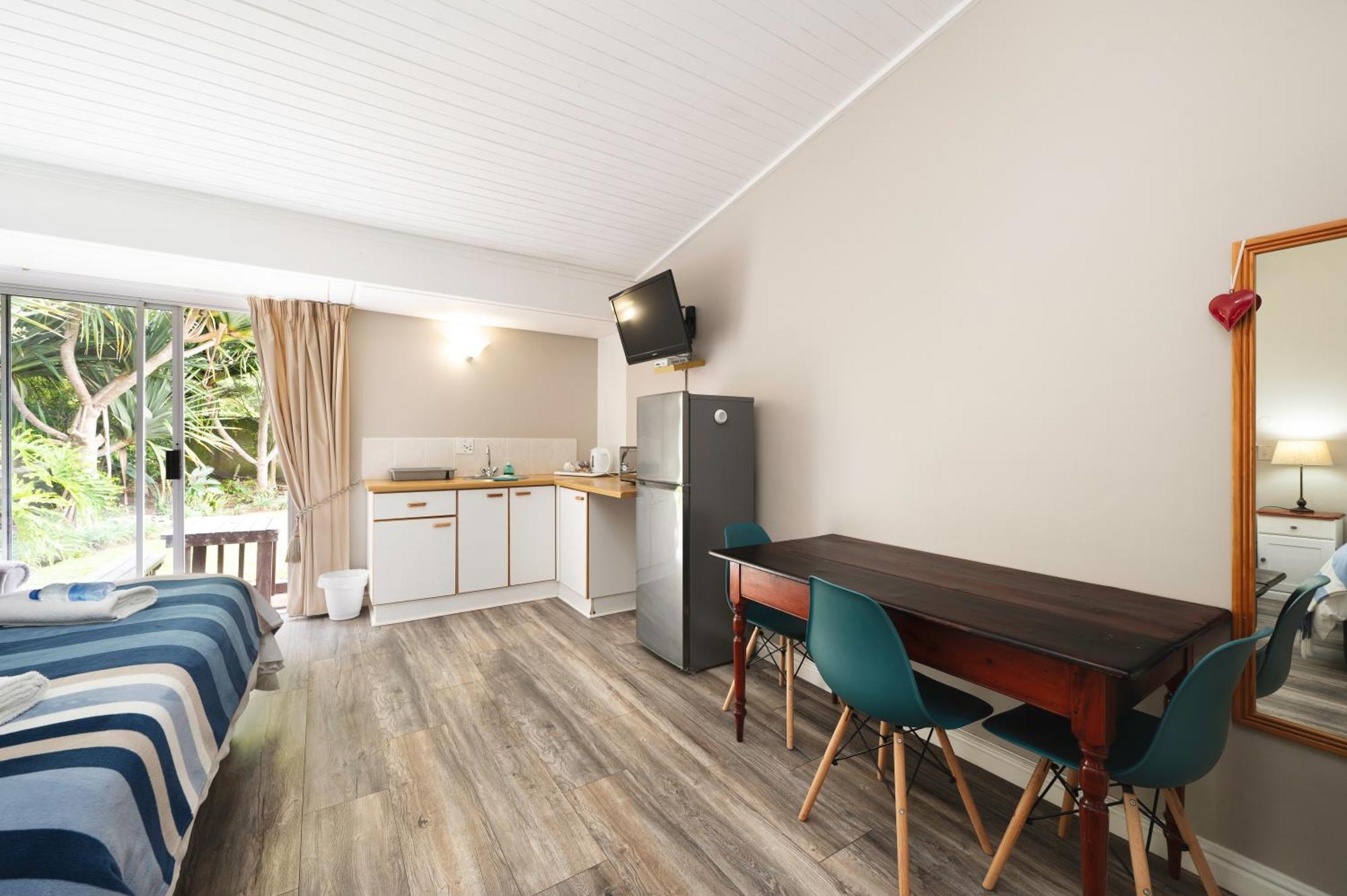 Admirals Lodge Guest House And Brightways Self Catering Apartments Порт-Элизабет Экстерьер фото