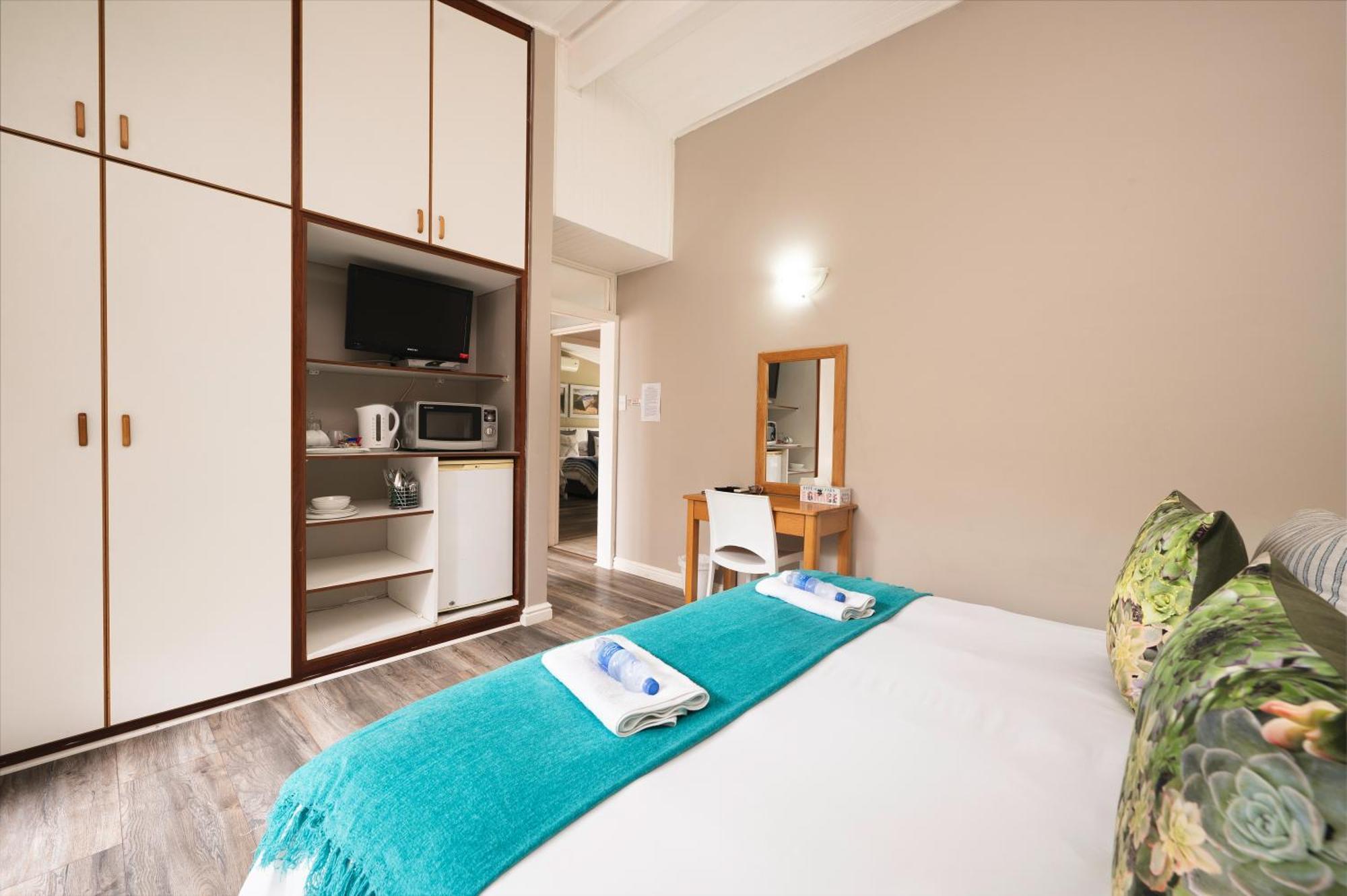 Admirals Lodge Guest House And Brightways Self Catering Apartments Порт-Элизабет Экстерьер фото
