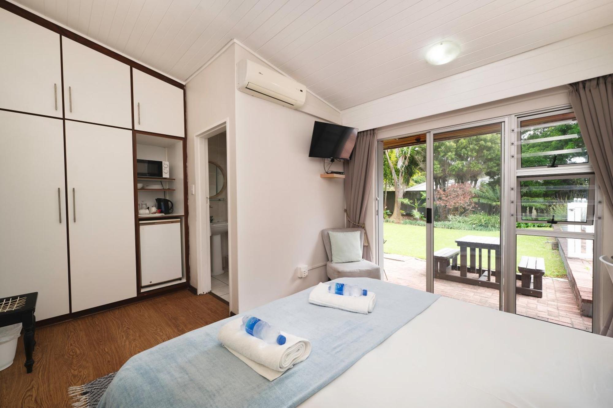 Admirals Lodge Guest House And Brightways Self Catering Apartments Порт-Элизабет Экстерьер фото