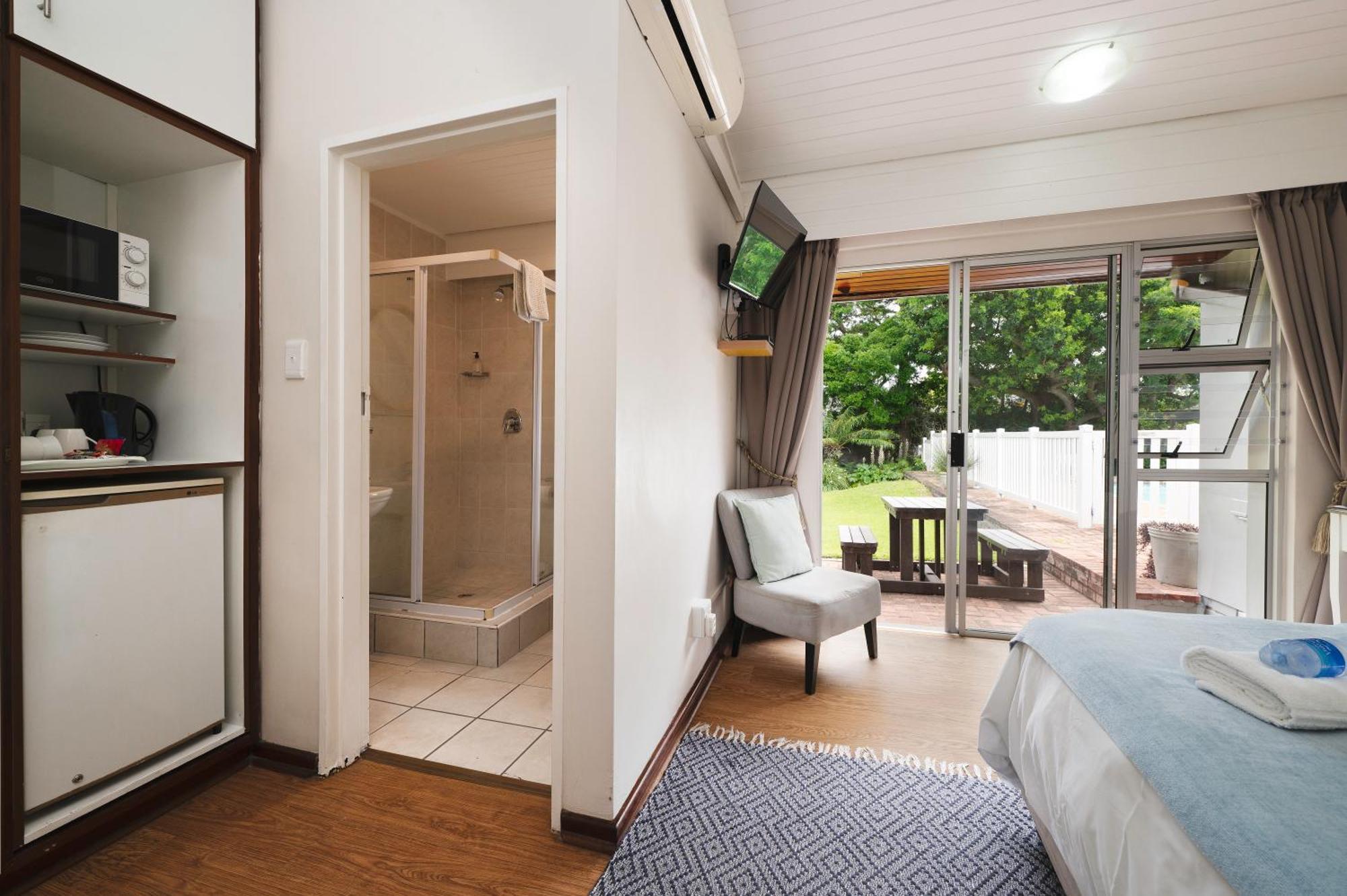 Admirals Lodge Guest House And Brightways Self Catering Apartments Порт-Элизабет Экстерьер фото
