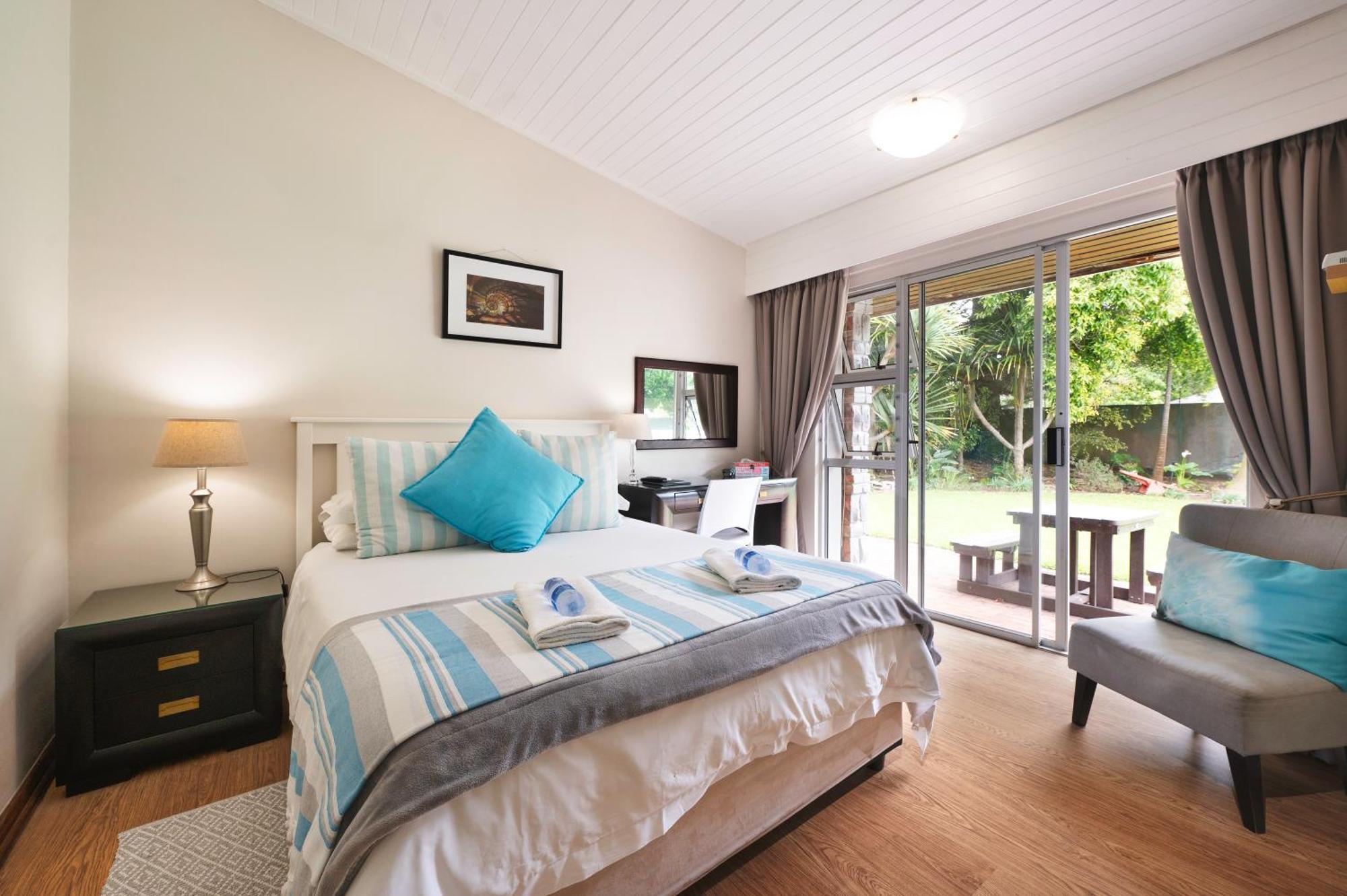 Admirals Lodge Guest House And Brightways Self Catering Apartments Порт-Элизабет Экстерьер фото