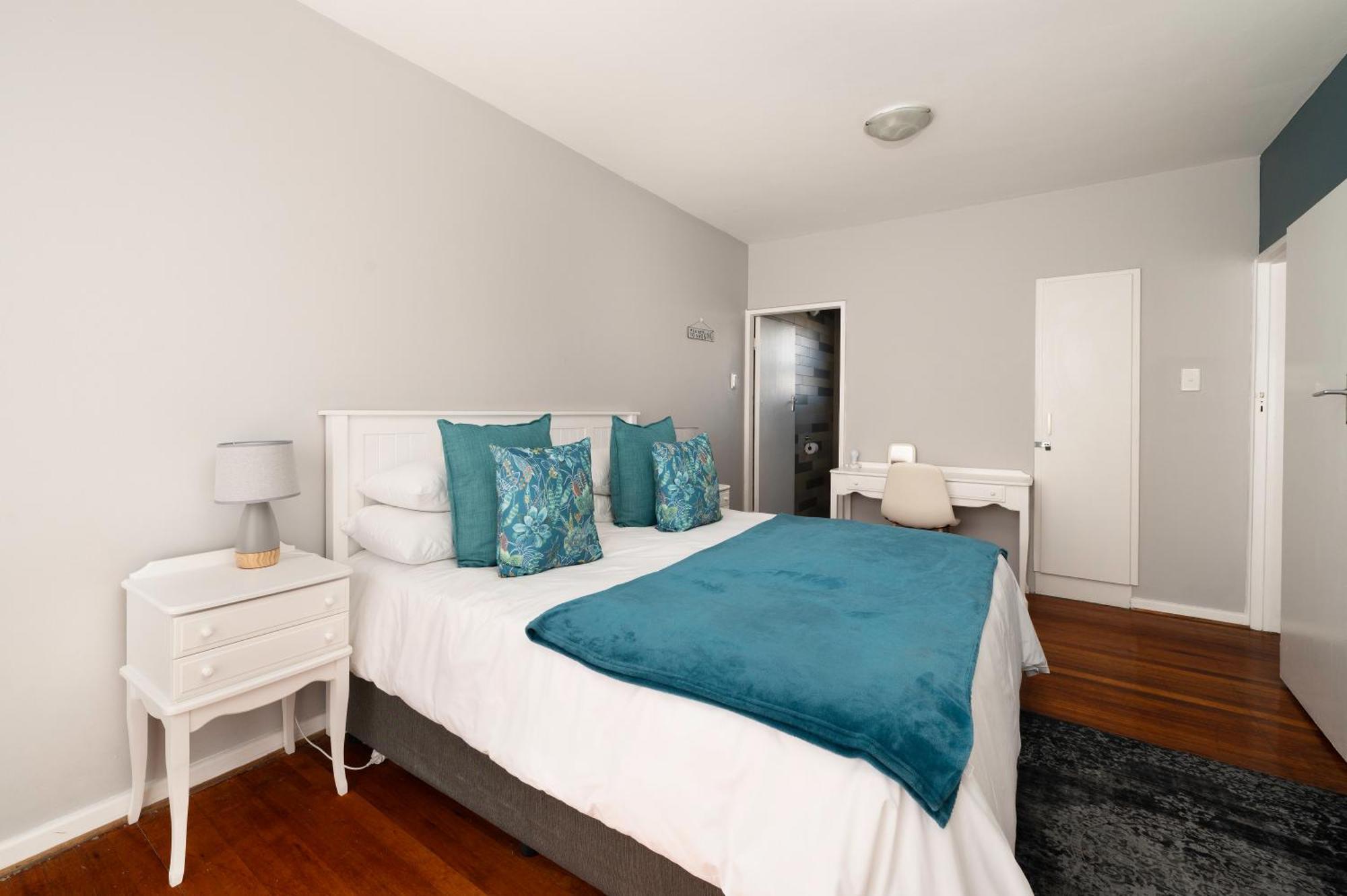 Admirals Lodge Guest House And Brightways Self Catering Apartments Порт-Элизабет Экстерьер фото