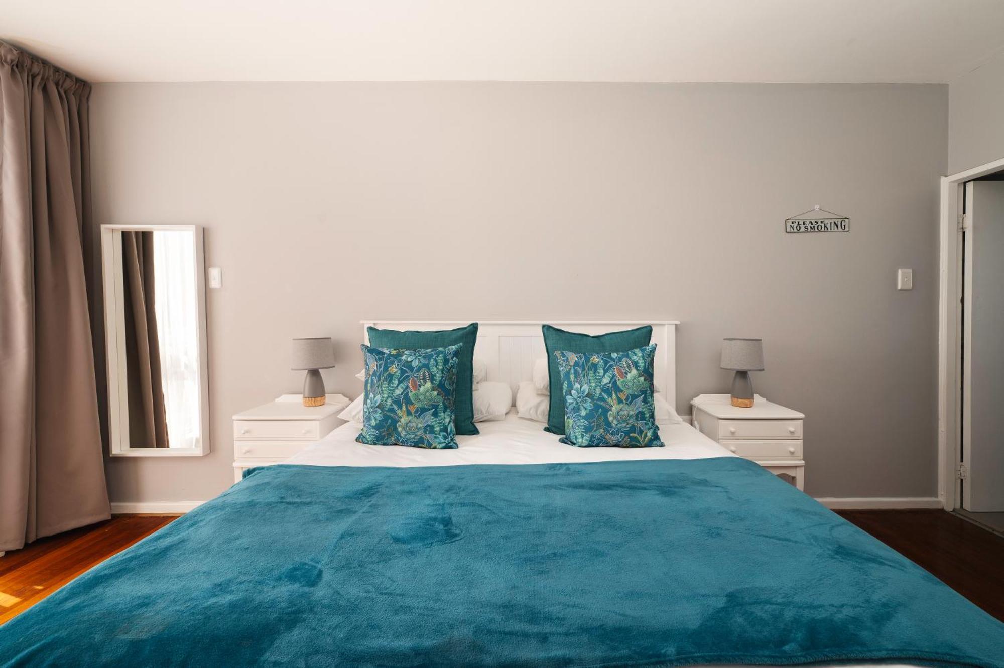 Admirals Lodge Guest House And Brightways Self Catering Apartments Порт-Элизабет Экстерьер фото