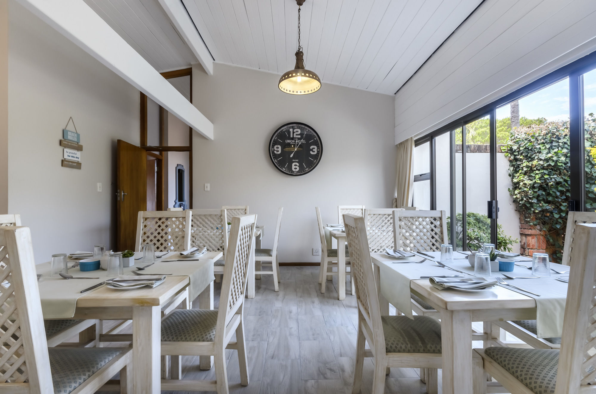 Admirals Lodge Guest House And Brightways Self Catering Apartments Порт-Элизабет Экстерьер фото