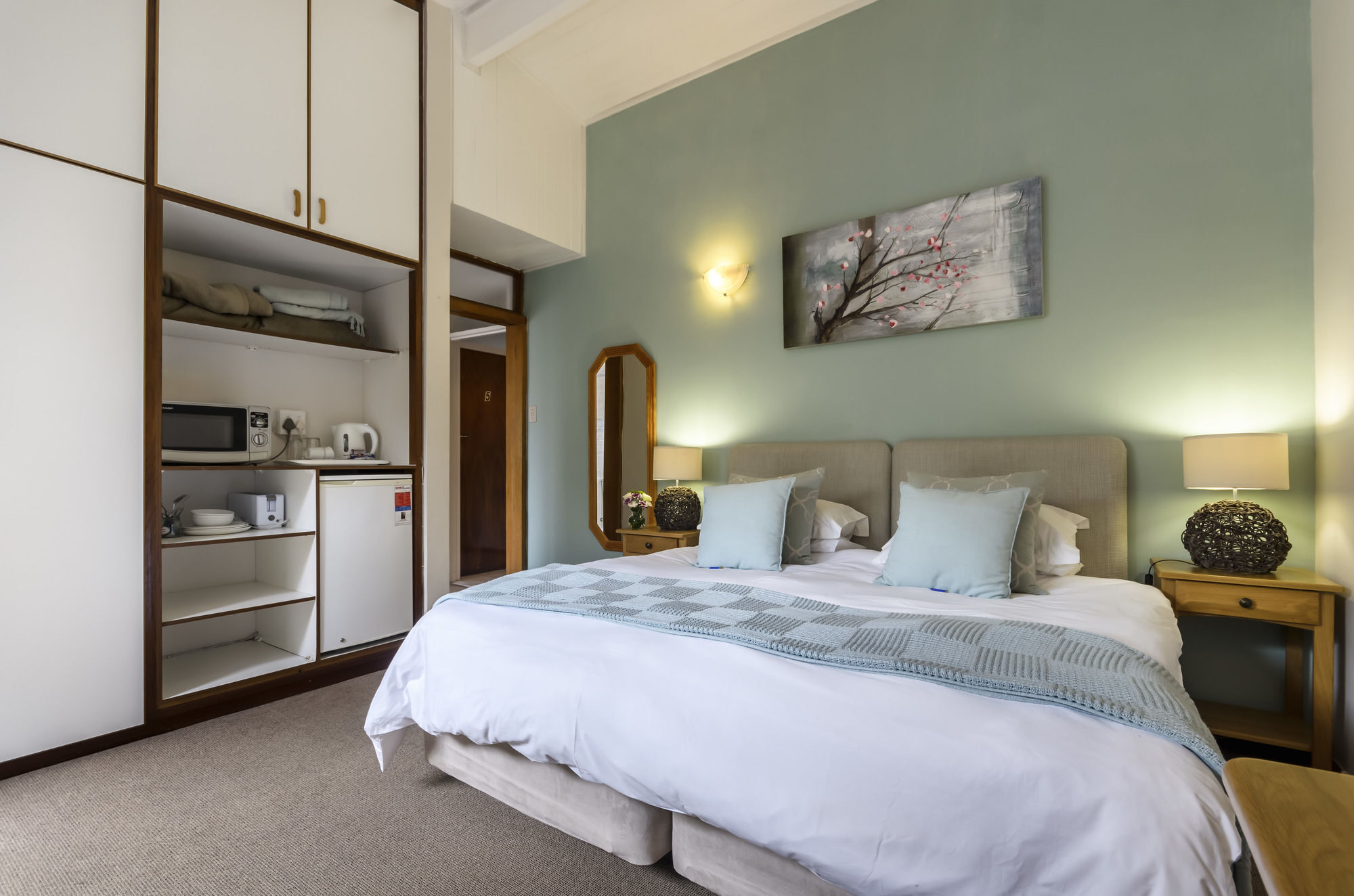 Admirals Lodge Guest House And Brightways Self Catering Apartments Порт-Элизабет Экстерьер фото