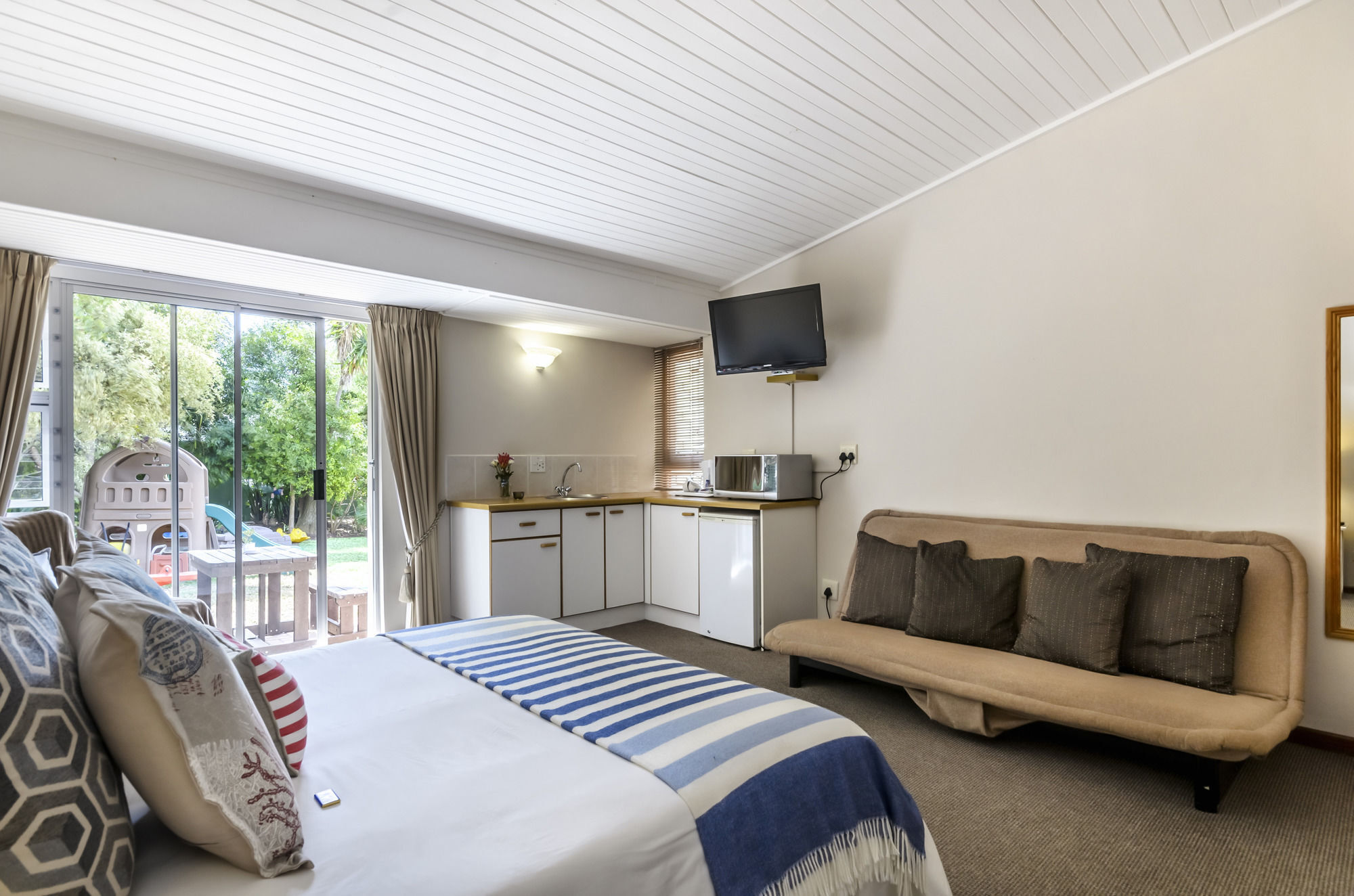 Admirals Lodge Guest House And Brightways Self Catering Apartments Порт-Элизабет Экстерьер фото